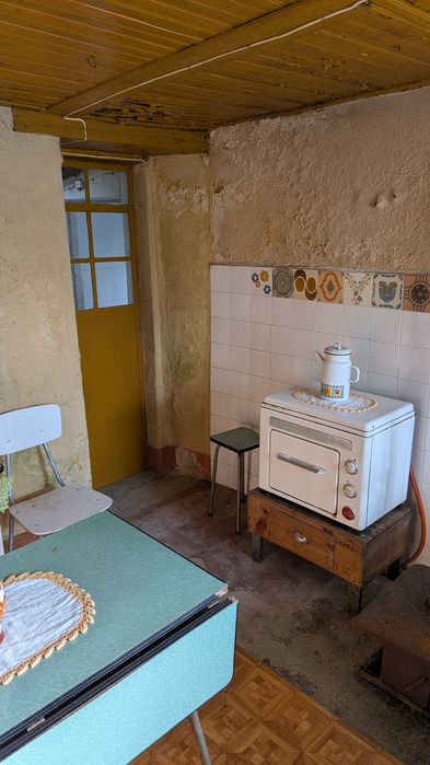 Vende-se moradia rústica para ganhar uma nova vida...