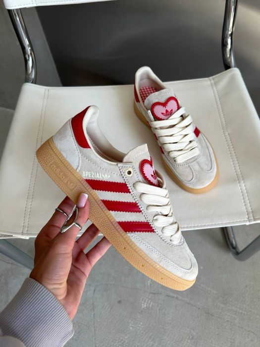 Жіночі кросівки Adidas Spezial Cream Scarlet Valentine's Day адідас спешл бедеві з червоними лампасами