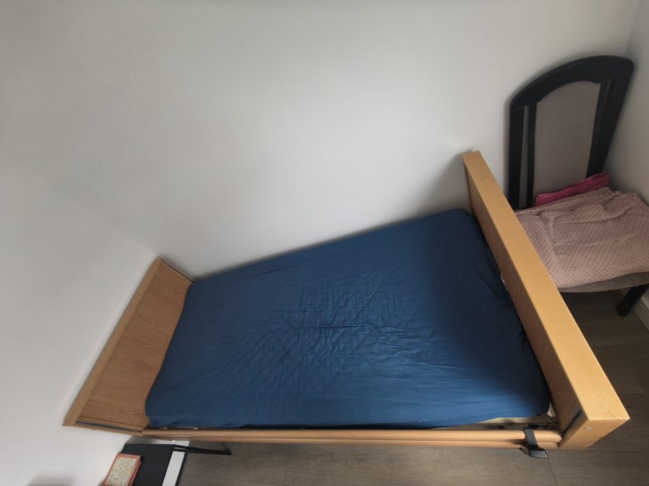 Łóżko rehabilitacyjne ortopedyczne plus szafka ze stolikiem