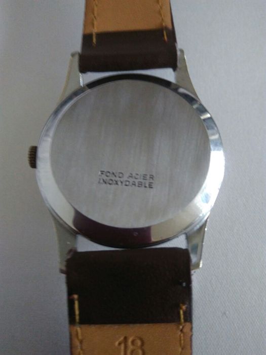 Zegarek Junghans z małym sekundnikiem.