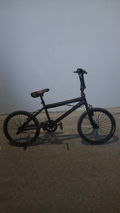 Vendo cleta BMX 20", ideal para passeio, manobras ou personalização.