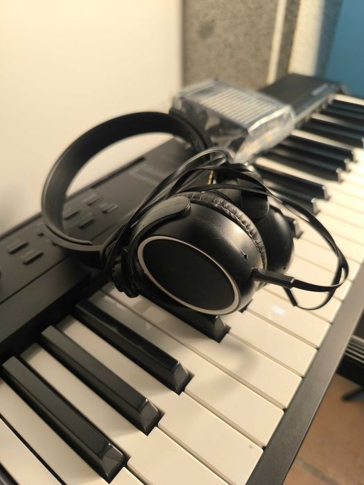 Teclado Alesis de 80 Teclas com Suporte – Pouco Uso