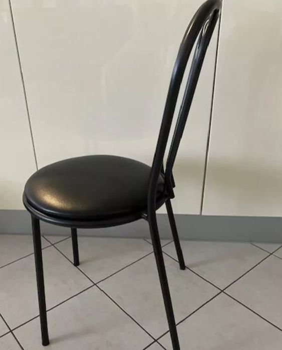 Vendo cadeiras pretas de ferro