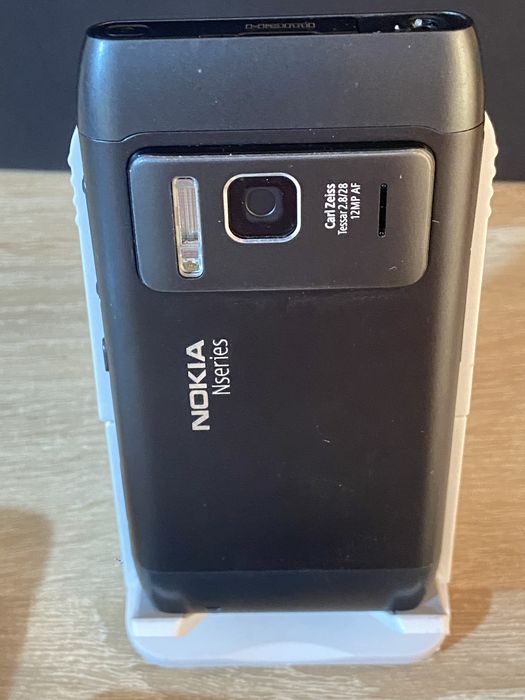 Мобильный телефон Nokia N8