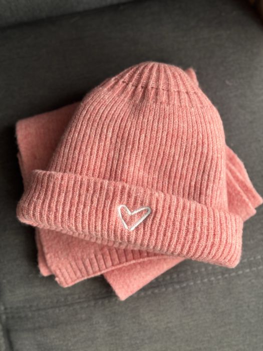 Тепла зимова шапка з шарфом на дівчинку