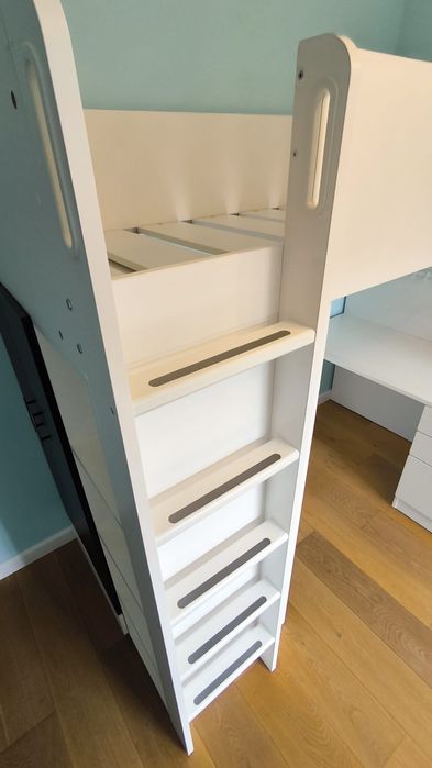 Zestaw mebli IKEA Smastad, antresola, biurko, szafa