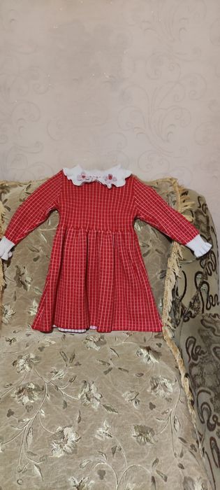 Продам  для дівчинки плаття  і штани джинси.