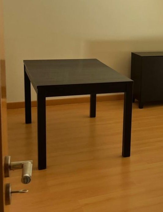Mesa de jantar extensível preta em madeira