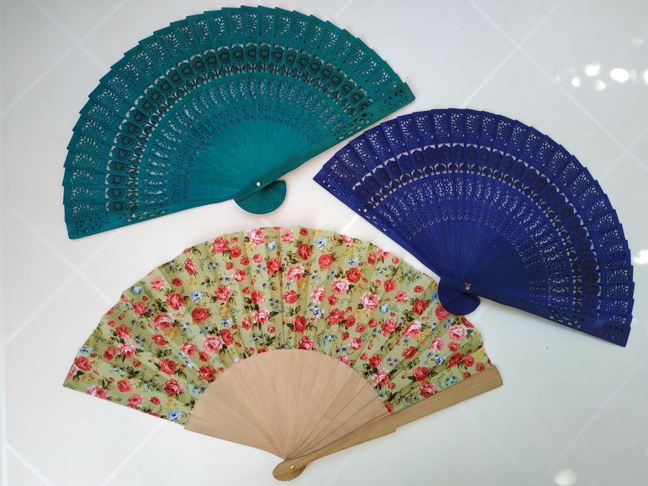 Leque madeira perfurada e pintada