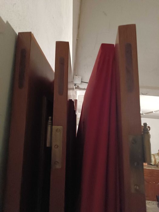 Porta dupla de sala em madeira maciça