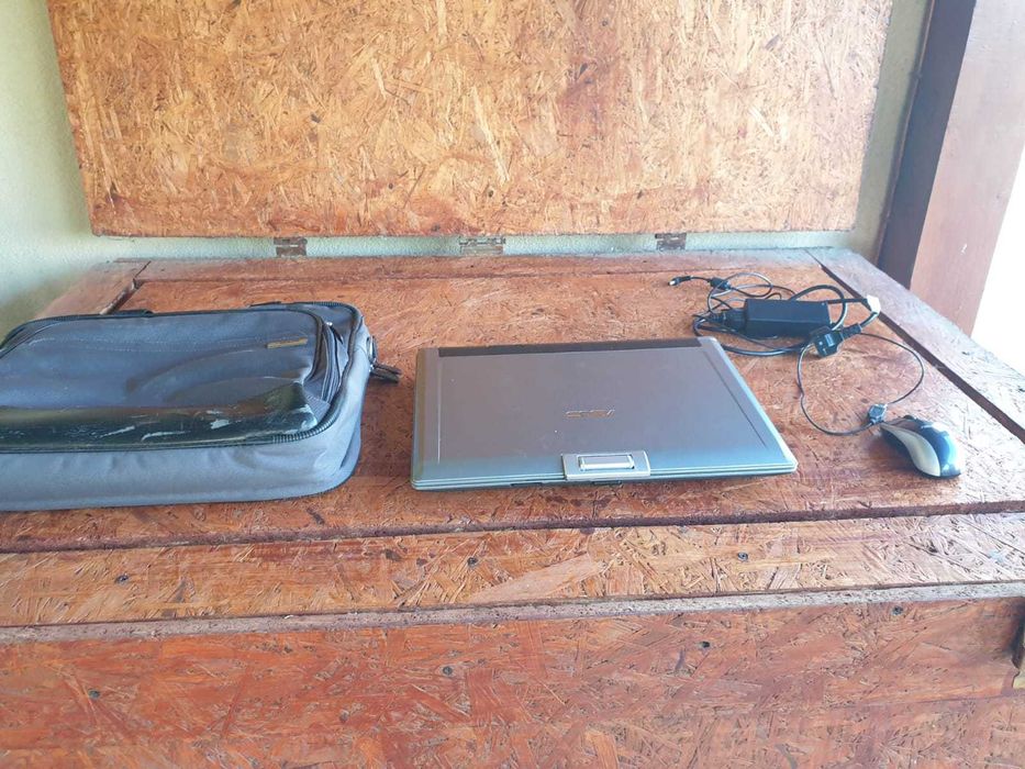 Laptop ASUS komplet z torbą.