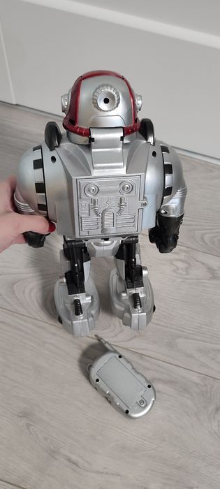 Розумний робот на радіоуправлінні, танцює, стріляє дисками