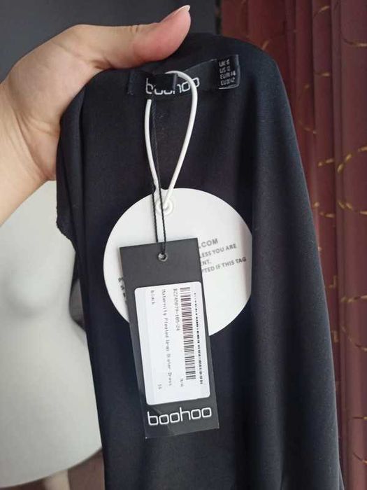 Czarna sukienka plisowana Boohoo Maternity 44