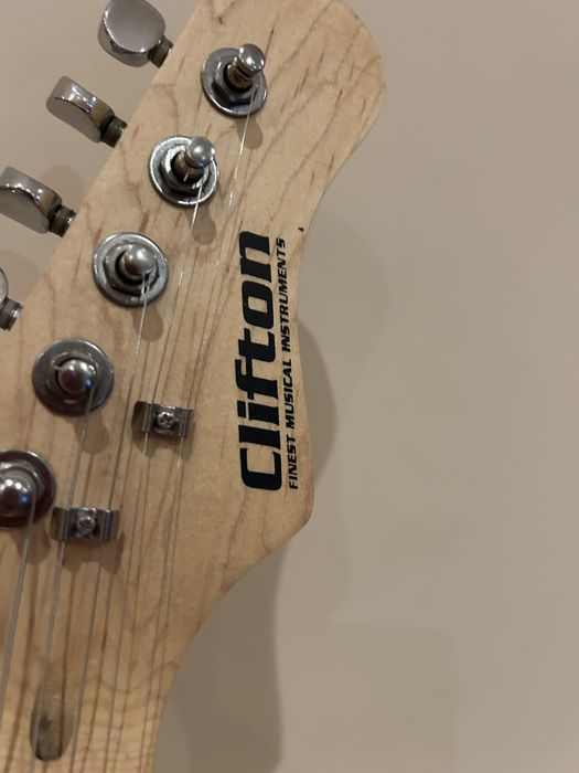 Sprzedam wzmacniacz wraz z gitara i kablem AUX