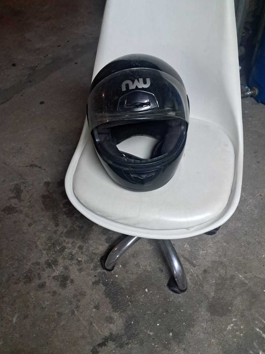 Capacete na cor preta