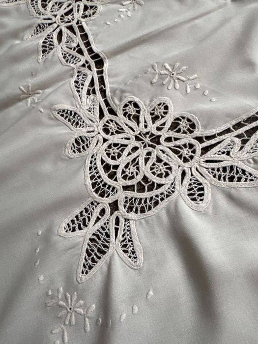 Obrus ręcznie haftowany z koronkami do kolekcji