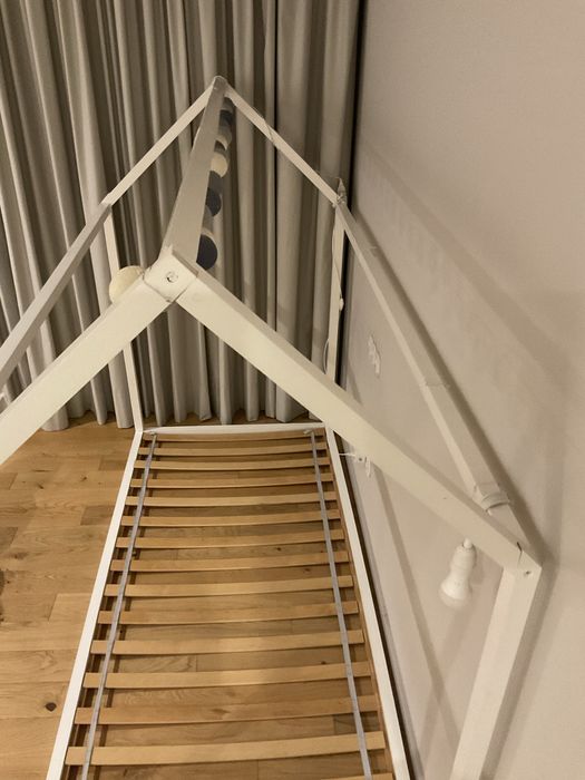 Cama de criança muito gira. Com colchão.