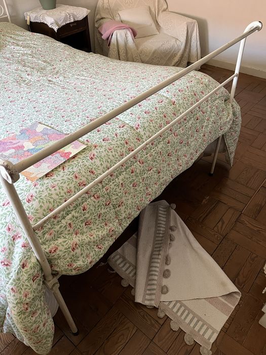 Cama antiga em ferro trabalhado – estilo vintage/romântico