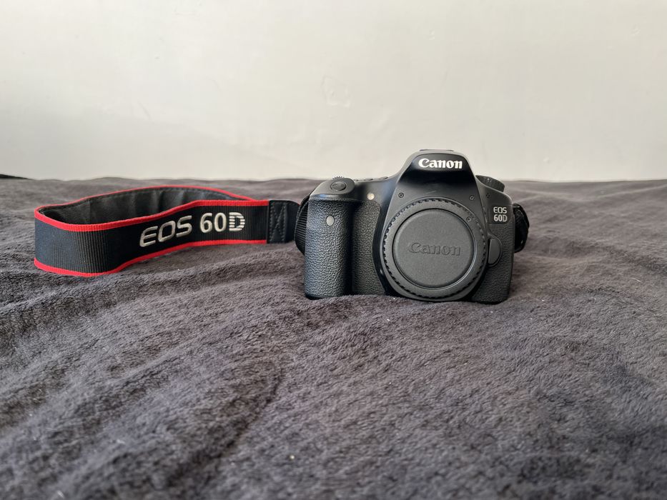 Aparat Canon EOS 60D z obiektywami oraz innymi dodatkami