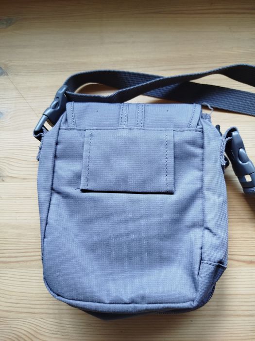 Bolsa tira colo cinzenta, Berg