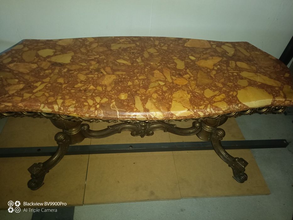 Excelente mesa de sala de estar em latão