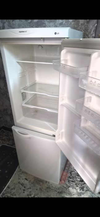 Продам Холодильник LG.
