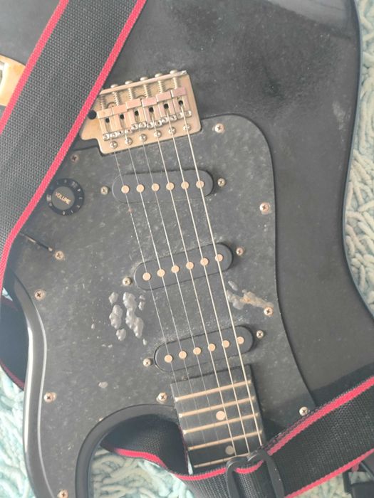 Guitarra elétrica dos anos 90, vendida no estado em que está.