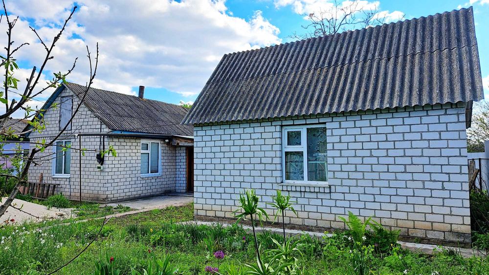 Газифікований невеликий Будинок, з гостьовим будиночком зі зручностями