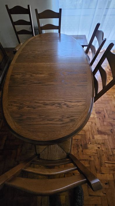 Mesa oval em madeira maciça com 6 cadeiras