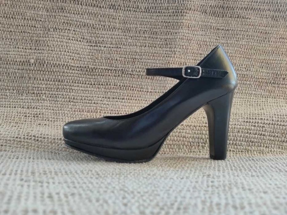 Sapatos salto alto redondos, cor preta com fivela