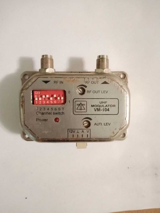 UHF MODULATOR VM-104 / 4-way splitter 5-860MHz