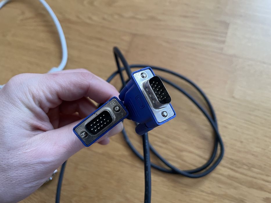 Кабелі DVI та VGA
