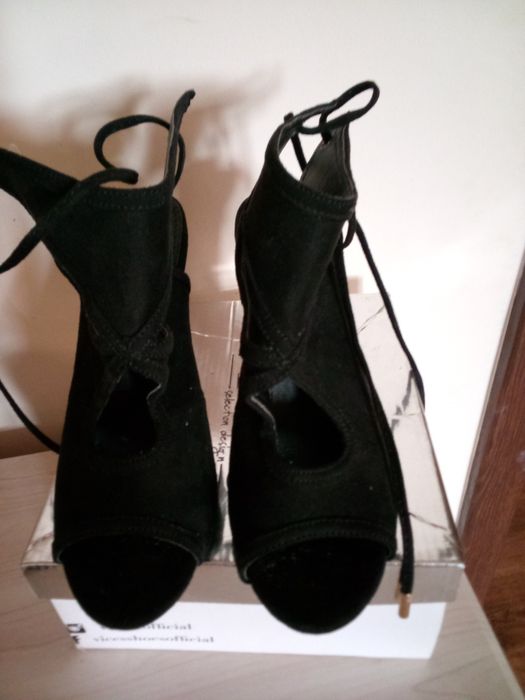 Sandały na obcasie 36