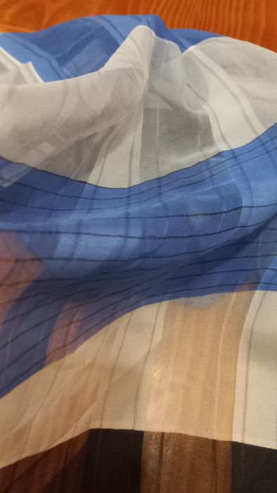 Lenço em tons azuis