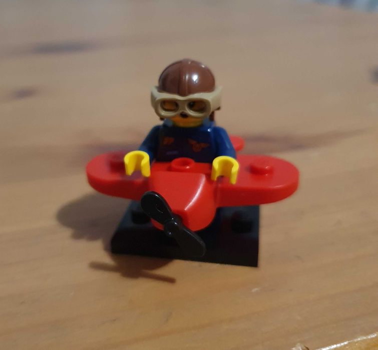 Lego minifigures Dziewczynka Pilotka seria 21