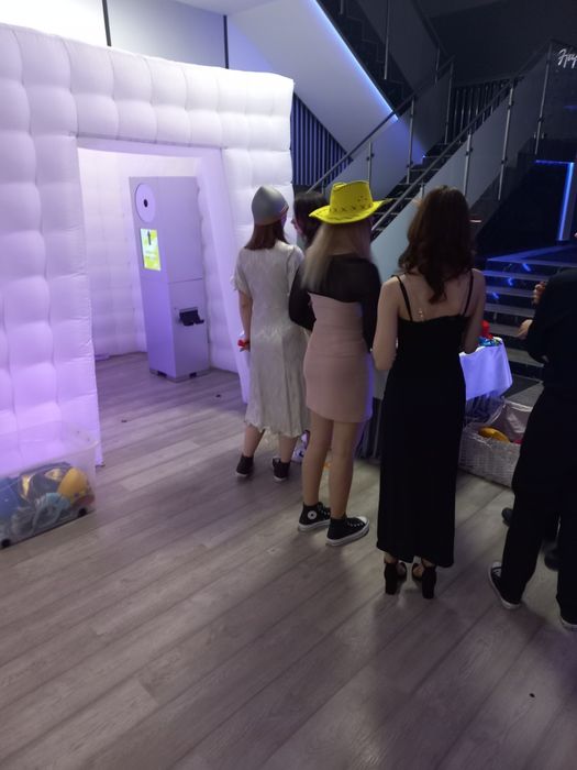 Fotobudka klasyczna drukująca, napis LOVE Miłość, cyfry, ścianki, tło