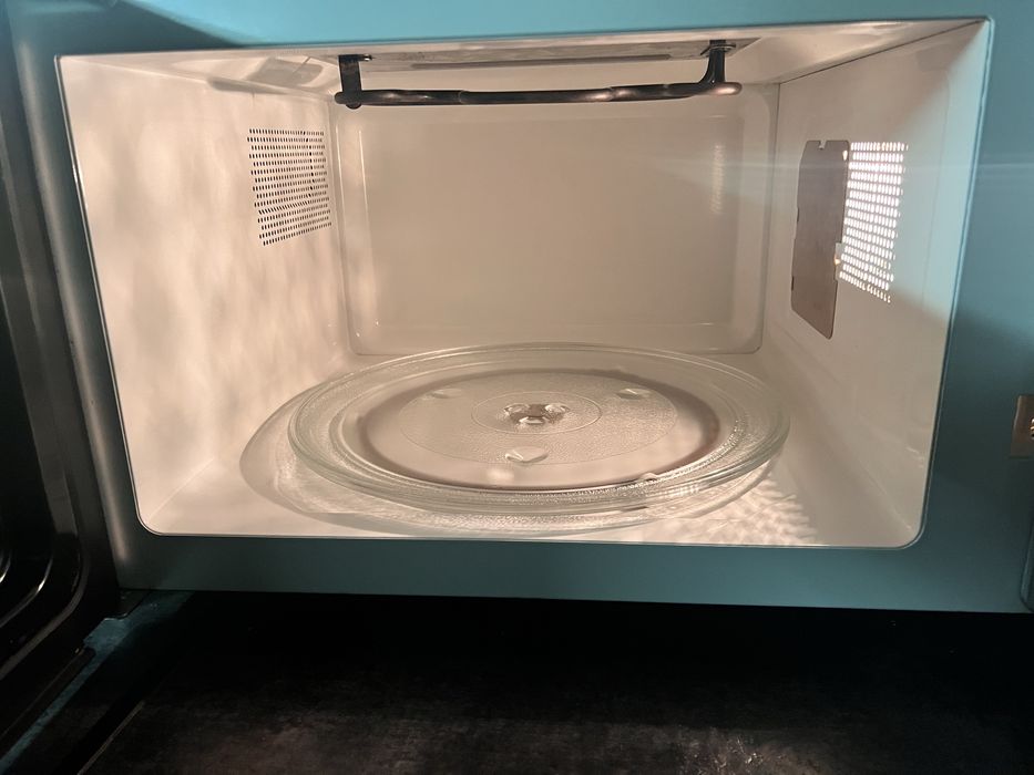 Mikrofalówka duża czarna Whirpool 30l