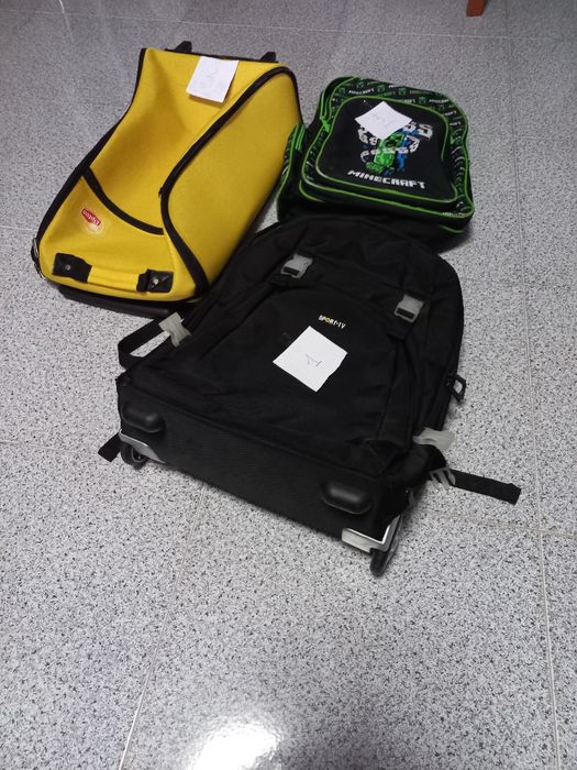 Várias mochilas tudo em bom estado
