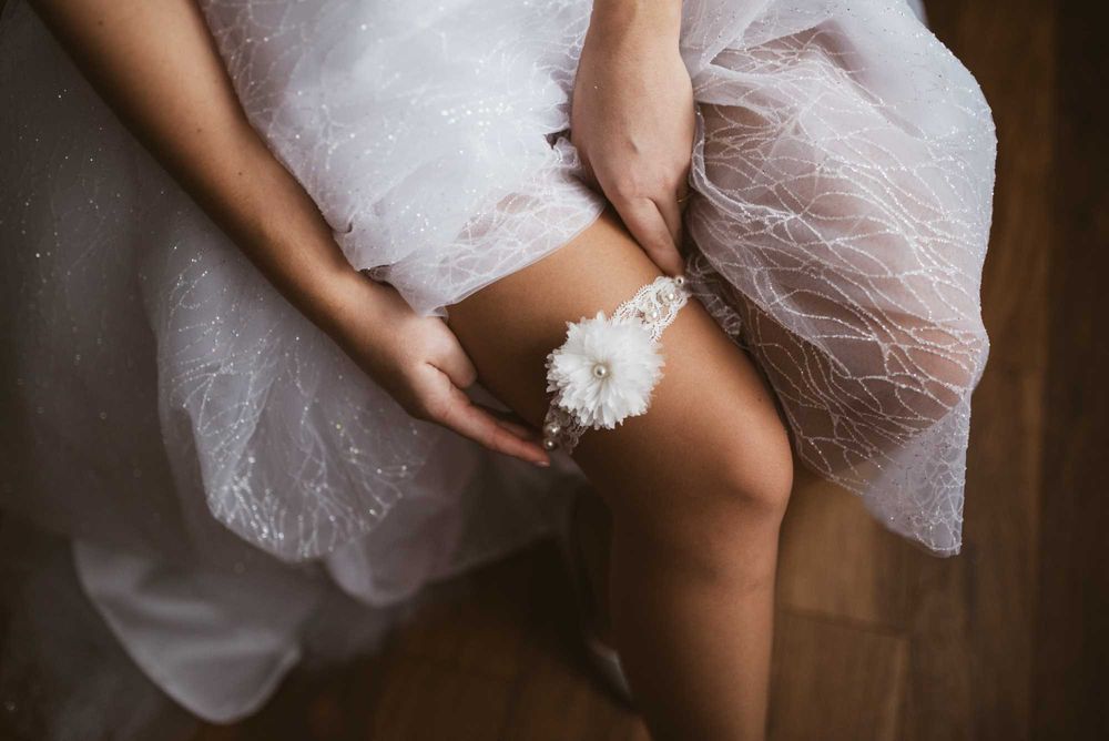 Suknia Ślubna z rękawkami, zdobiona perłami.