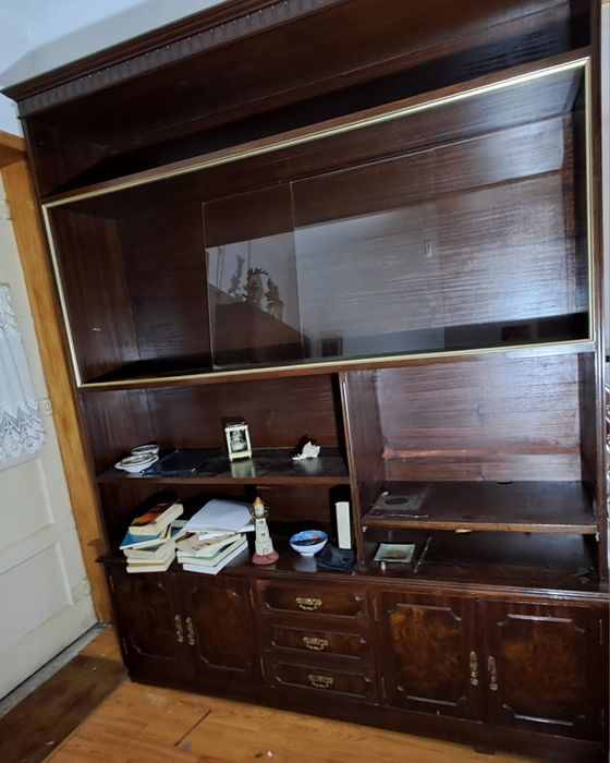 Móvel com prateleiras e gavetas e  vitrine.