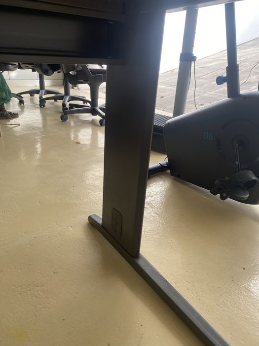 Secretaria de escritorio com oferta fe cadeira em tecido preta.