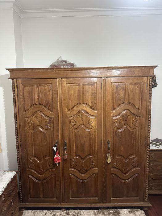 Quarto completo em madeira maciça de castanho
