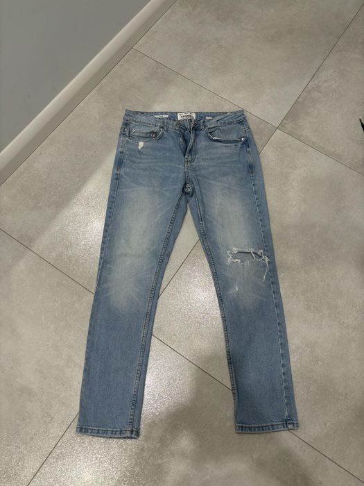 Jeansy młodzieżowe slim.