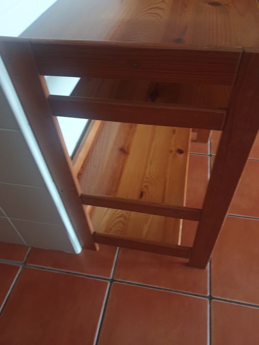 Secretária/mesa pc c/prateleira amovível  em pinho