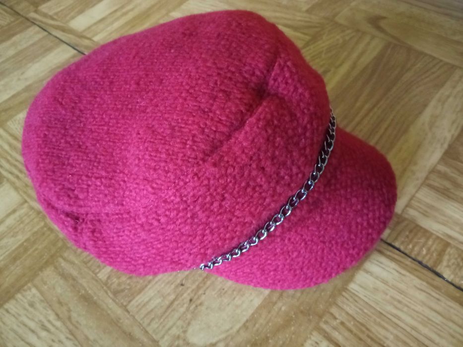 kaszkiet czerwony z łańcuszkiem