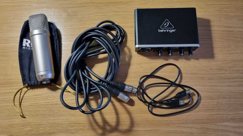 Kit Podcast / Gravação Profissional de estúdio – RØDE NT1-A + Behringer UMC22 + Suporte (Como Novo)