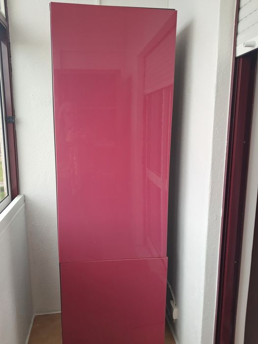 Móvel de arrumação vermelho