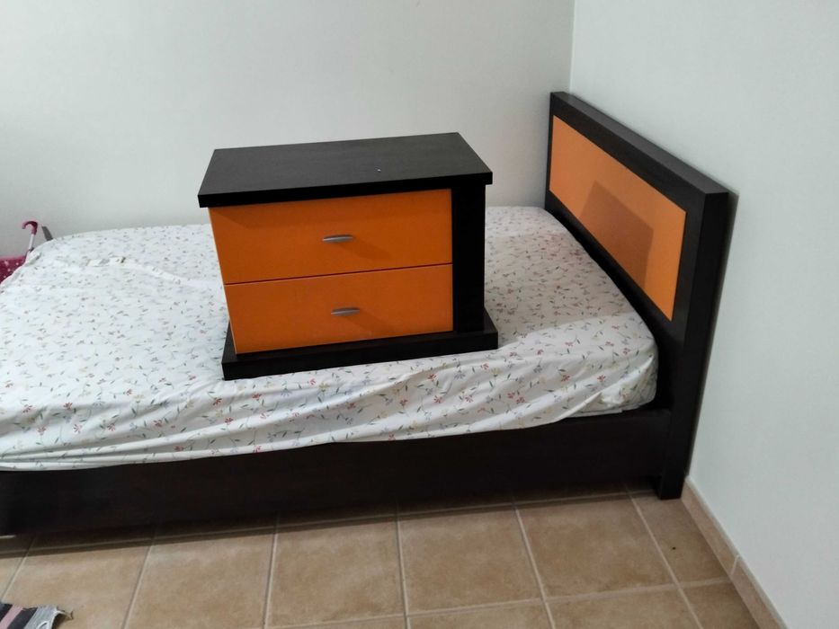 Camas e mesinha de cabeceira