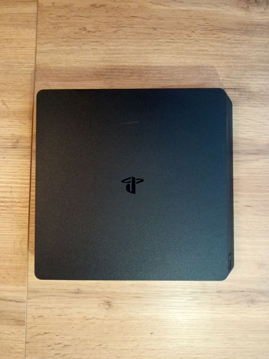 Sprzedam Ps4 używany w bardzo dobrym stanie z dwoma padami