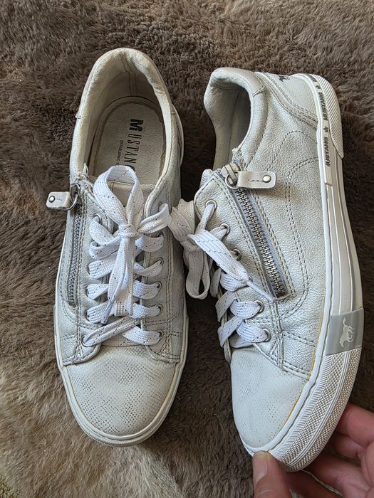 Perłowe skórzane sneakersy Mustang – rozmiar 40 (wkładka 26 cm)